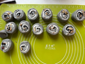 Potong dengan benang gigi agar penampangnya terlihat lebih rapi.