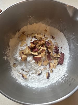 Kemudian campur semua bahan adonan mochi hingga tercampur rata.