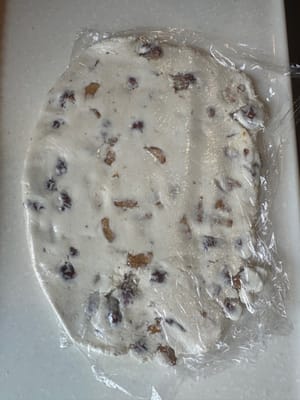 Di sisi lain, giling adonan mochi di atas plastik pembungkus hingga ukurannya kurang lebih sama dengan adonan wijen hitam.