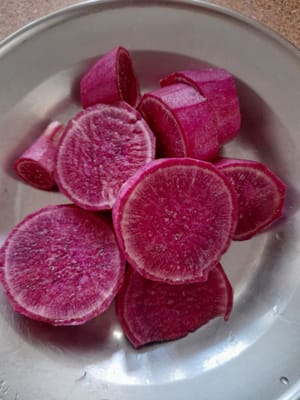 Tout d'abord, épluchez la patate douce violette, puis lavez-la, coupez la patate douce violette en carrés, puis faites-la cuire à la vapeur jusqu'à ce qu'elle soit cuite et couvrez.