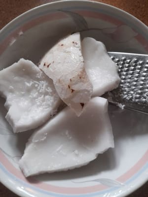 Peler la noix de coco, puis la laver, râper la noix de coco jusqu'à ce qu'elle soit cuite (ici je veux prendre 300 grammes de noix de coco râpée)