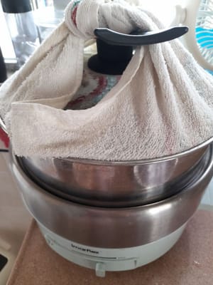 Siapkan loyang ,Masukan adonan ke loyang yang diolesi minyak (tidak perlu dipadatkan).Hingga penuh kedalam cetakan dan jangan di tekan - tekan ,ini setelah dikukus kue akan turun ,Panaskan kukusan alasi tutup dengan lap /kain bersih .kukus ±50 menit atau hingga matang.