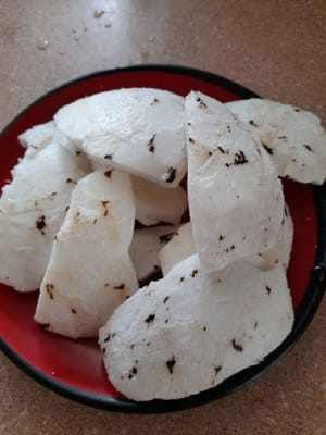 Peler la noix de coco, puis la laver, râper la noix de coco jusqu'à ce qu'elle soit cuite (ici je veux prendre 300 grammes de noix de coco râpée)