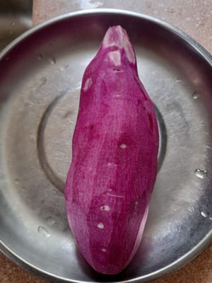 Tout d'abord, épluchez la patate douce violette, puis lavez-la, coupez la patate douce violette en carrés, puis faites-la cuire à la vapeur jusqu'à ce qu'elle soit cuite et couvrez.