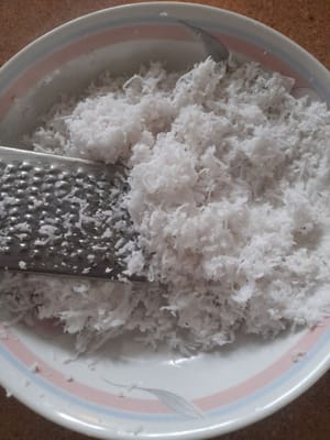 Kupas kelapa ,lalu cuci bersih,parut kelapa sampai selesai (saya disini mau ambil kelapa yg sudah di parut 300 gr )