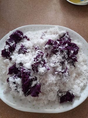 Préparez un récipient, ajoutez la patate douce violette lisse, la farine de riz gluant, le sucre semoule, la noix de coco râpée, le sel, remuez, pétrissez ou desserrez, pas besoin d'appuyer, jusqu'à ce que le mélange soit homogène.