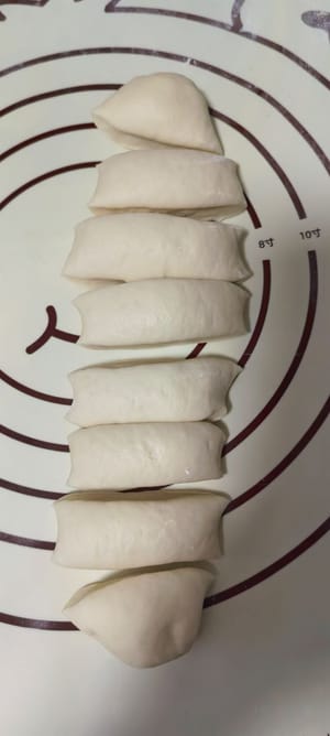 Cortar las albóndigas en forma de panecillo.
