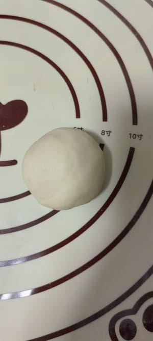 Todo el trabajo esta hecho, empezamos a hacer la forma de la flor, sacamos una masa y la aplanamos para él,