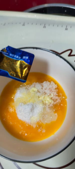 Añade 10 gramos de mantequilla. Las pastelerías usan mantequilla para hacer pasteles. Si no tienes mantequilla en casa, puedes usar aceite de cocina, pero el sabor será peor. 25 gramos de azúcar.