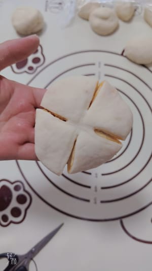 用剪刀压扁，给它均匀剪开。