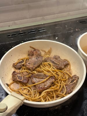 一旦醬汁基本上收乾，關火即可上桌。
