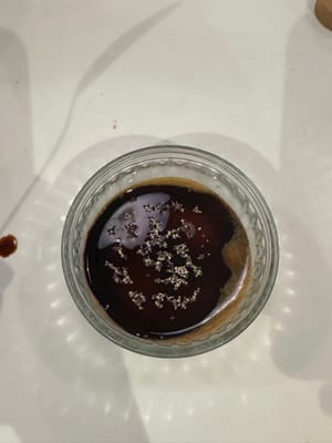 將所有調味品混合在一起，製成醬汁