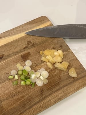 像這樣準備蔥和大蒜