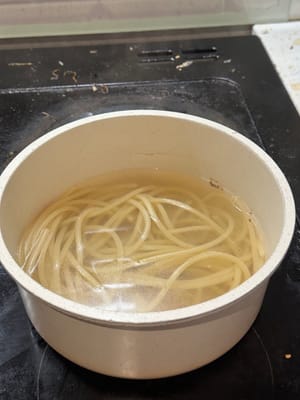 意大利粉煮好後，放入煎鍋，保留意大利粉水
