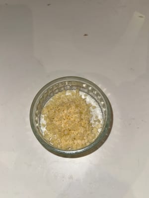 用磨碎的芝士裝飾意麵。盡情享用吧！
