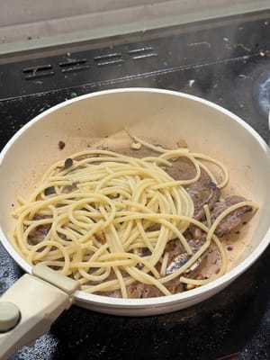 意大利粉煮好後，放入煎鍋，保留意大利粉水