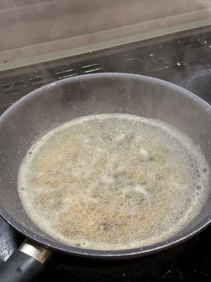 鍋に約700mlの熱湯を加える