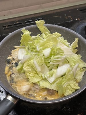白菜と春雨を加え、白菜が柔らかくなるまで炒める