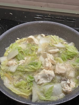 中華葉が柔らかくなったら、柔らかい豆腐と調味料を加えてよく混ぜます。