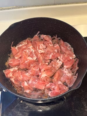 Anschließend die Rindfleischscheiben zu den Zwiebeln geben.