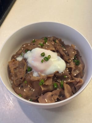 Dann das Ei vorsichtig in die Mitte des Fleisches schlagen.