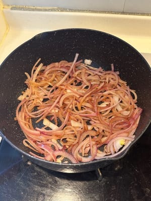 Zwiebeln in einer erhitzten Pfanne mit Öl bei mittlerer Hitze anbraten, bis sie weich sind.