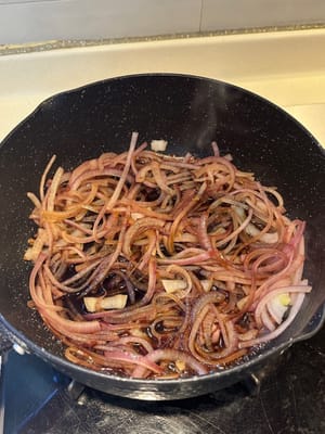 Anschließend die vorbereitete Soße dazugeben.