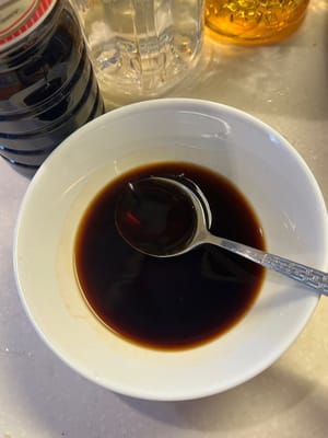 Die Soße im Voraus zubereiten.