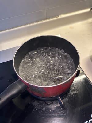 Zuerst 3 Tassen Wasser in Salzlake zum Kochen bringen.
