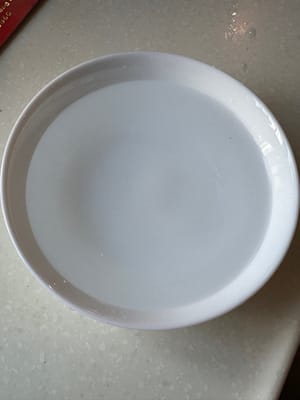 Zuerst 3 Tassen Wasser in Salzlake zum Kochen bringen.