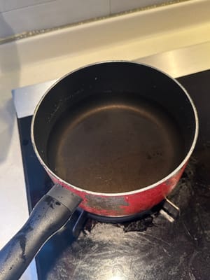 Zuerst 3 Tassen Wasser in Salzlake zum Kochen bringen.