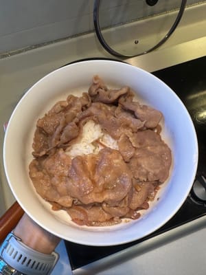 Anschließend die Rindfleischscheiben darauf schichten.