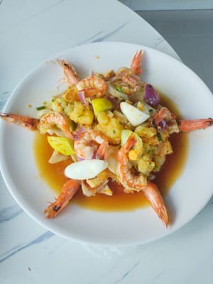 Disporre i gamberi e condire con la salsa.