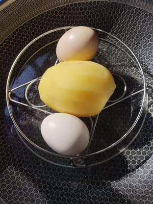 Cuocere a vapore le patate e le uova insieme in una pentola