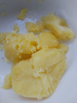 Prendi 150 grammi di patate e schiacciale per usarle in seguito.