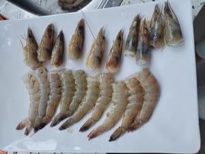 Tagliare l'astice a pezzi, togliere la testa, la coda e il carapace, cuocerlo a vapore per 5 minuti e mettere da parte.