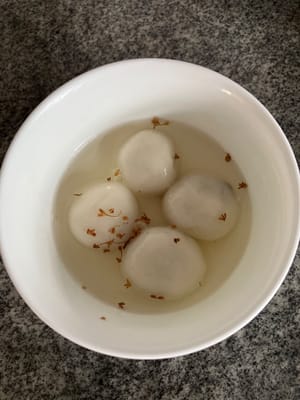 搭配桂花糖食用。由於我的桂花糖用完了，所以我用原糖代替，並添加了乾桂花。