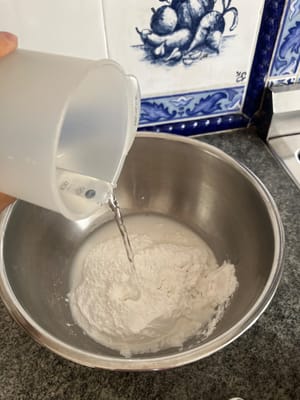 將180毫升水分3次加入糯米粉中。