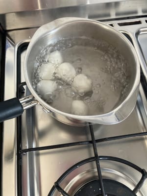 煮一鍋水。將餃子放入滾水中。