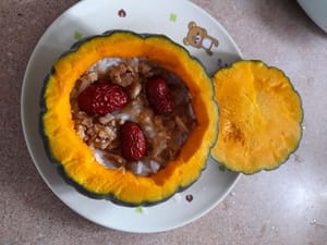 Riempire la zucca con strati di riso glutinoso (±2 cucchiai di riso glutinoso), zucchero di canna e datteri.