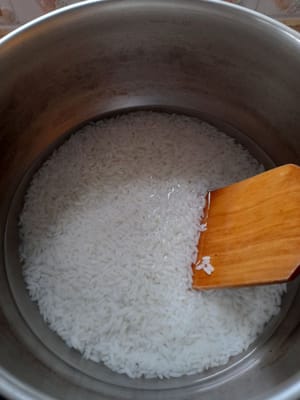 Far bollire l'acqua (400 ml di acqua), aggiungere il riso glutinoso, cuocere per 2-3 minuti, quindi togliere dal fuoco.
