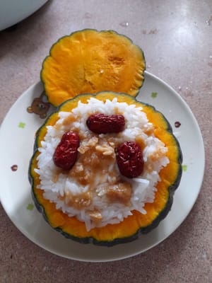 Coprire nuovamente con riso glutinoso (±2 cucchiai), zucchero di canna e datteri.