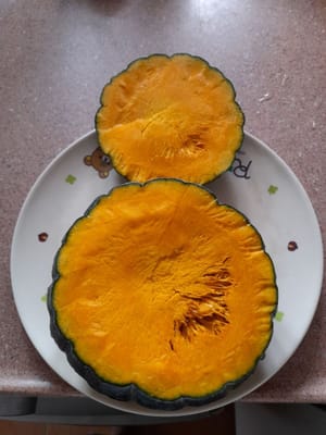 Lavare la zucca (zucca al miele), quindi tagliare la parte superiore della zucca.
