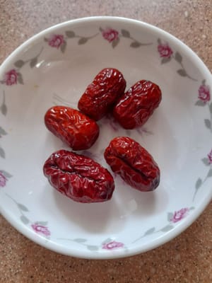 50 grammi di zucchero di canna grattugiato finemente e datteri rossi lavati