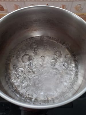 將水（400 毫升水）煲滾，加入糯米，煮 2-3 分鐘，然後關火。