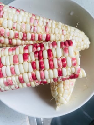I like white sticky corn, which is very salty, fragrant and soft when fried. My family also often prepares this kind of corn for breakfast.