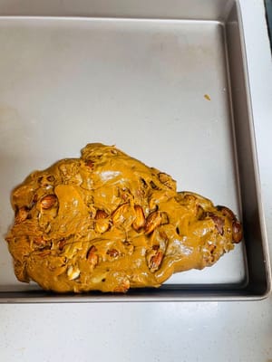 整形:
把拌好的糖倒回那個從焗爐裡拿出焗盤裡,用板子快速壓平。要是焗盤不保溫,糖一碰到冷的地方馬上就硬了,根本壓不動。