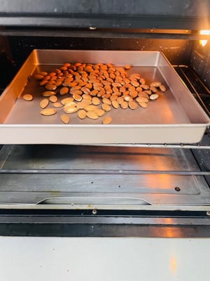 保溫巴旦木:
把熟巴旦木平鋪在焗盤裡,放進焗爐,用80°C低溫保溫,等會兒用的時候才不會讓糖瞬間降溫結塊。