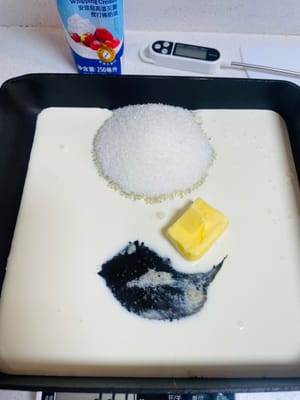 熬糖(全程小火!)
必須用不沾鍋,把牛油、白砂糖、鹽、鮮牛油(或水飴)都倒進去。
全程用最小火,別中途調大火,不然容易出油。一直不停翻拌,鍋邊也要刮到,保證受熱均勻。我熬了大概30分鐘,你也得有點耐心。