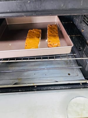 切塊(趁熱!)
等糖還有點燙、大概六七十度的時候,趕緊移到砧板上切條切塊。
切的時候,剩下的糖要立刻放回焗爐保溫,不然冷了再切就全碎成渣了。